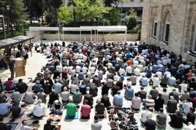 Bursa'da Ramazan'ın son cuma namazında camiler doldu taştı