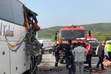 Bursa'da facia! Kamyon yolcu otobüsüne çarptı