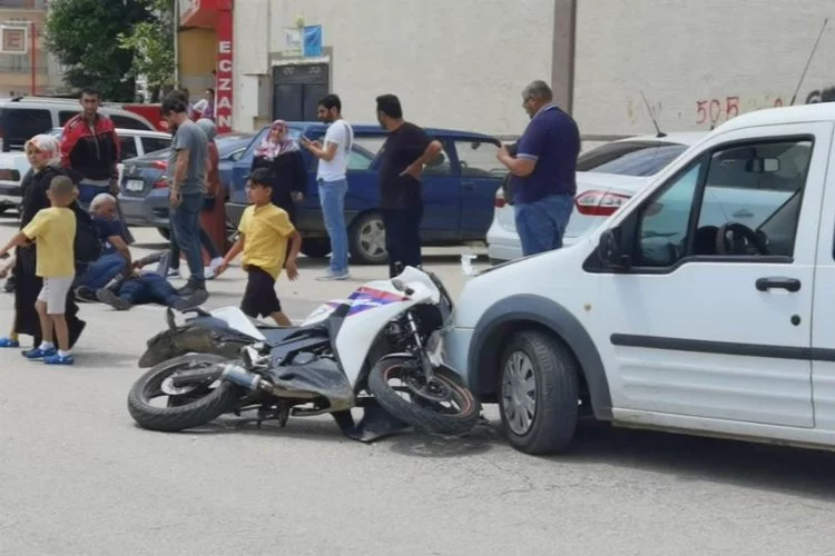 Bursa'da otomobil ve motosiklet kafa kafaya çarpıştı!
