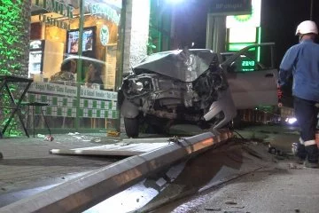 Bursa'da kontrolden çıkan otomobil direğe çarptı: 3 yaralı