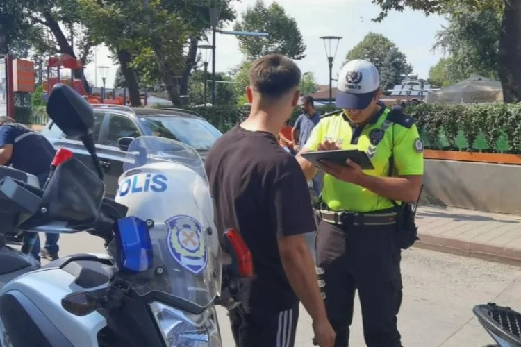 Bursa'da kasksız yakalanan sürücüyü bahane kurtaramadı