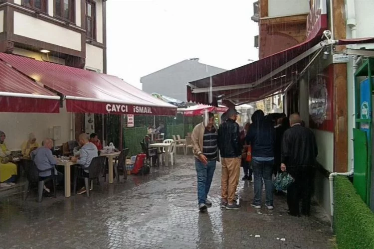 Bursa'da beklenen yağış başladı
