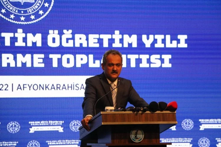 Bakan Özer'den 'başörtüsü' yorumu: Eğitimin önündeki bütün antidemokratik uygulamalar kaldırıldı