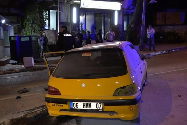 Bursa'da kontrolden çıkan araç ağaca çarptı