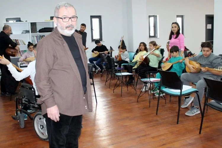 Bursa'da müzik eğitimi alan engelliler hayata yeniden tutunuyor