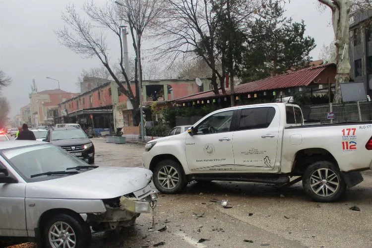 Bursa'da feci kaza: Kamyonet ile otomobil çarpıştı