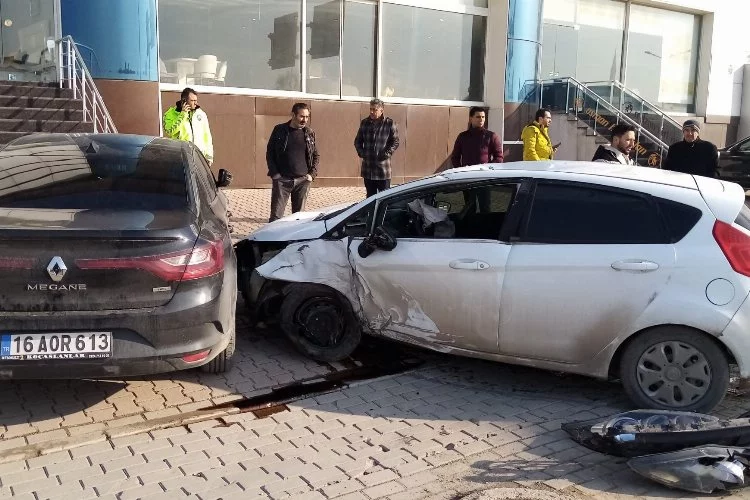 Bursa'da kaza: Önce tabelaya sonra araca çarptı