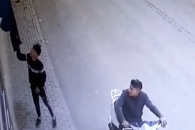 Bursa'da motosikletli çamaşır hırsızları kamerada!