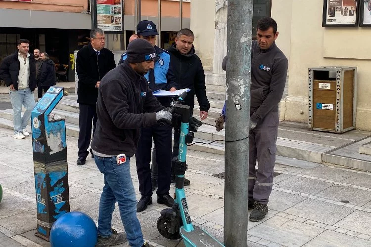Kadıköy'de kaldırımdaki scooterlar toplandı
