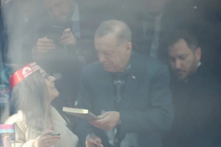 Cumhurbaşkanı Erdoğan kitabını imzaladı: Bursa'da sevinç gözyaşları
