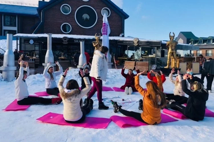 Uludağ'da karların üzerinde yoga