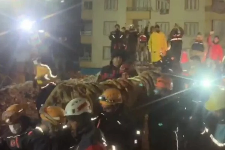 Enkazdan 69 saat sonra kurtarıldı: AFAD ekipleri sevinçten gözyaşı döktü