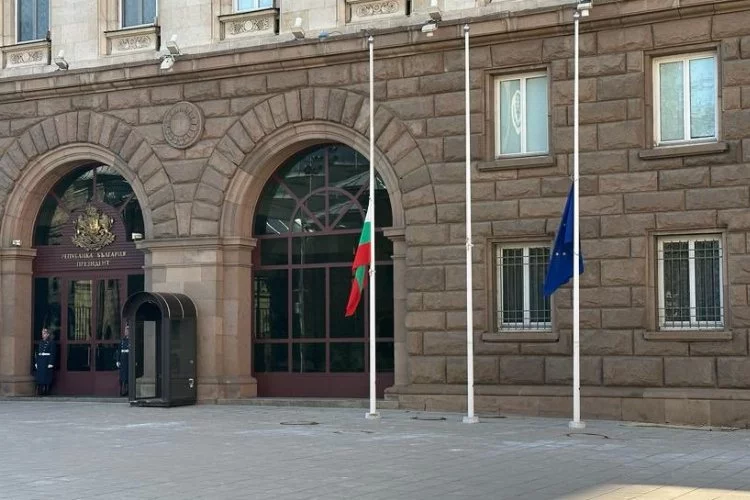 Bulgaristan'da tüm kamu kuruluşlarında bayraklar yarıya indirildi