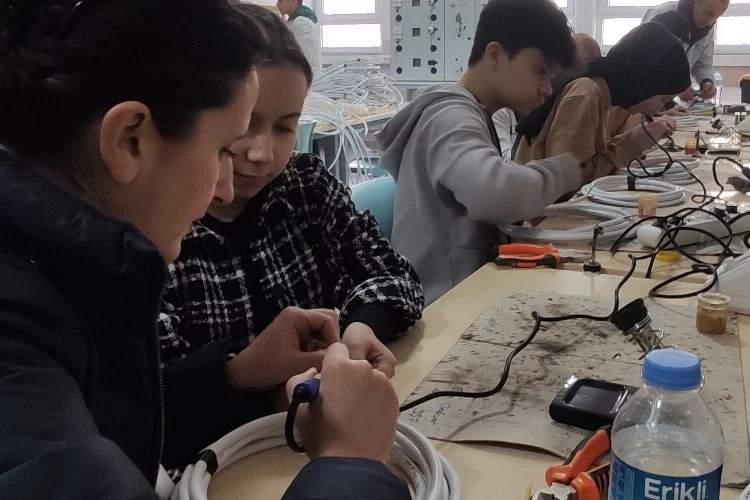 Bursa'da gençlerin ürettiği prizler depremzedelere ışık olacak