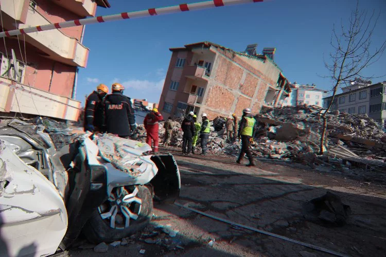 Depremin yıkıp geçtiği enkaz halindeki Elbistan'da son durum