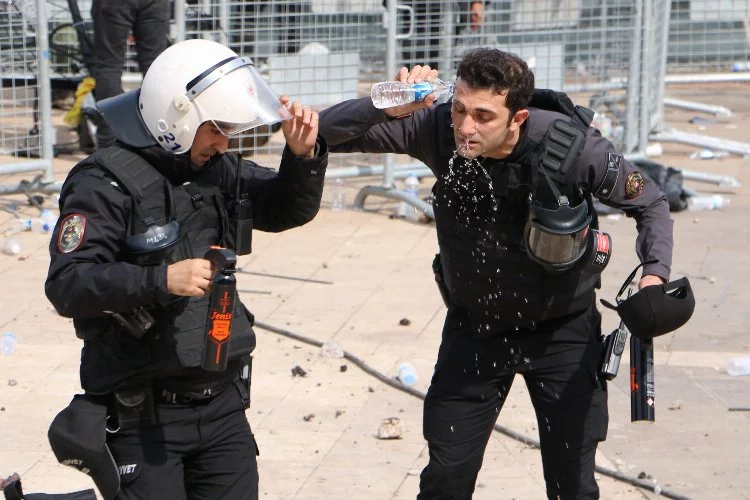 Diyarbakır'da Nevruz etkinliğinde polise saldırı