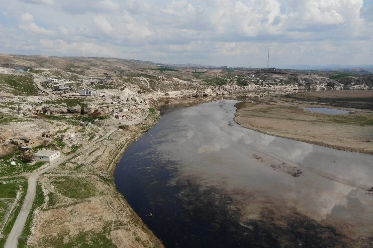 Batman Çayı ve Dicle Nehri'ne sızan ham petrol havadan görüntülendi