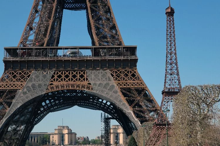 Paris'te Eyfel Kulesi sayısı ikiye çıktı
