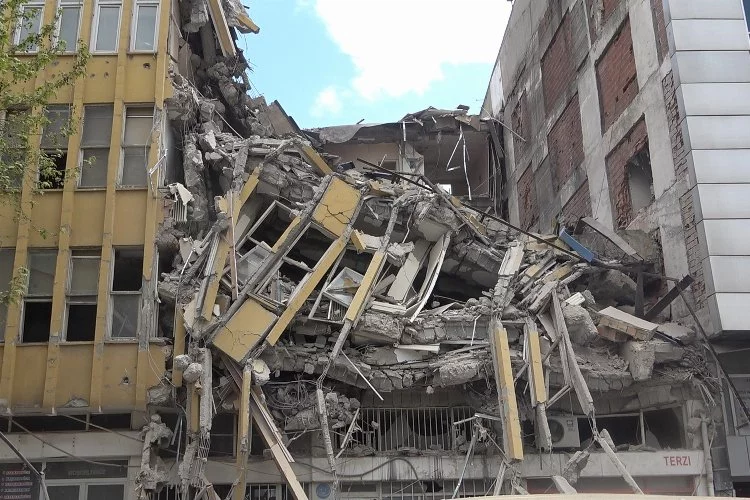 Kahramanmaraş'ta 4 katlı bina çöktü