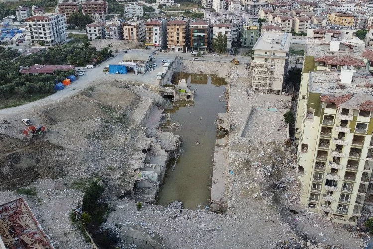 Depremde yüzlerce kişiye mezar olan Rönesans Rezidans'ın enkazı suyla doldu