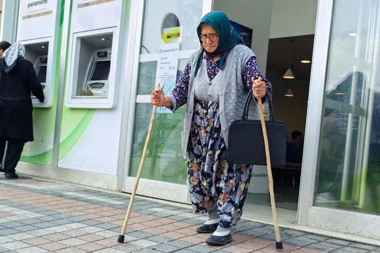 Bursa'da yaşlı kadın dolandırılmaktan son anda kurtuldu!