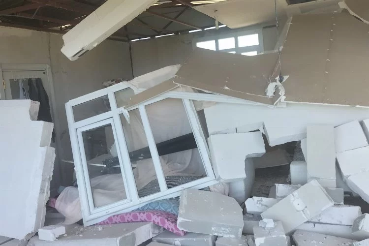 Adana'daki depremde gazinin evi yıkıldı