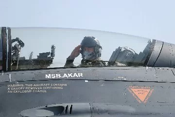 Bakan Akar'dan Ege'de F-16 ile uçuş