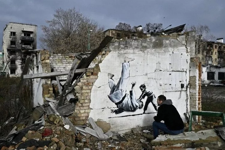 Banksy'den Ukraynalılara yardım için 50 serigrafi baskı