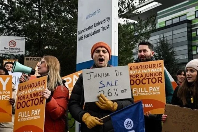 Baristalardan daha düşük alan doktorlar İngiltere'de protesto yaptı