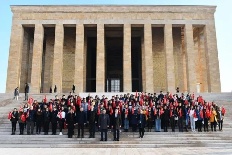 Başkan Kanar 99 öğrenci ile Ata'nın huzurunda