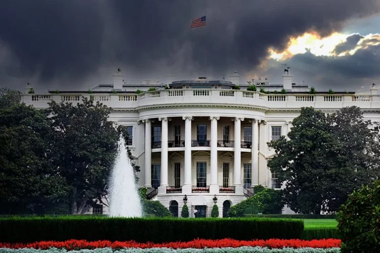 Beyaz Saray'ın yakınına düşen yıldırımda 3 kişi öldü