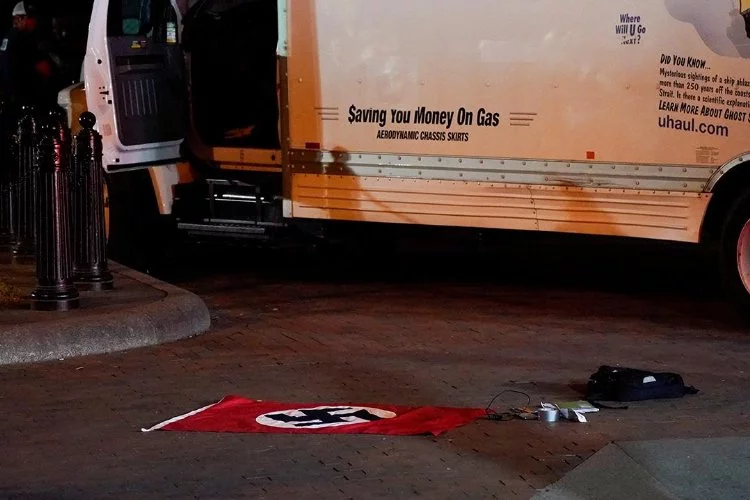 Beyaz Saray önündeki bariyere çarpan kamyondan Nazi bayrağı çıktı