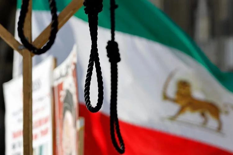 İran'da türbe saldırısı faili iki kişi idam edildi