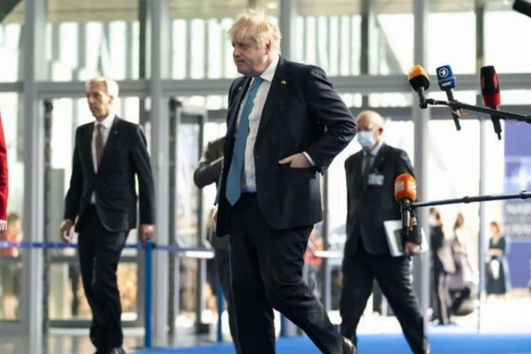 Boris Johnson'ın NATO Zirvesi'ndeki görüntüleri gündem oldu