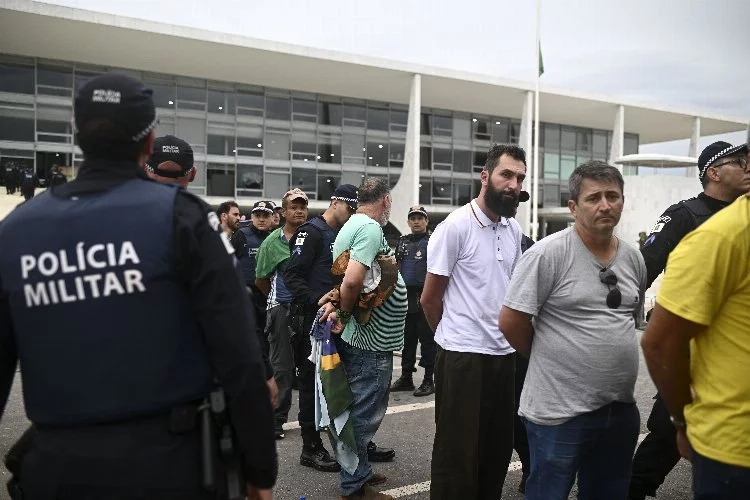 Brezilya’da Bolsonaro destekçisi 1500 kişi gözaltına alındı