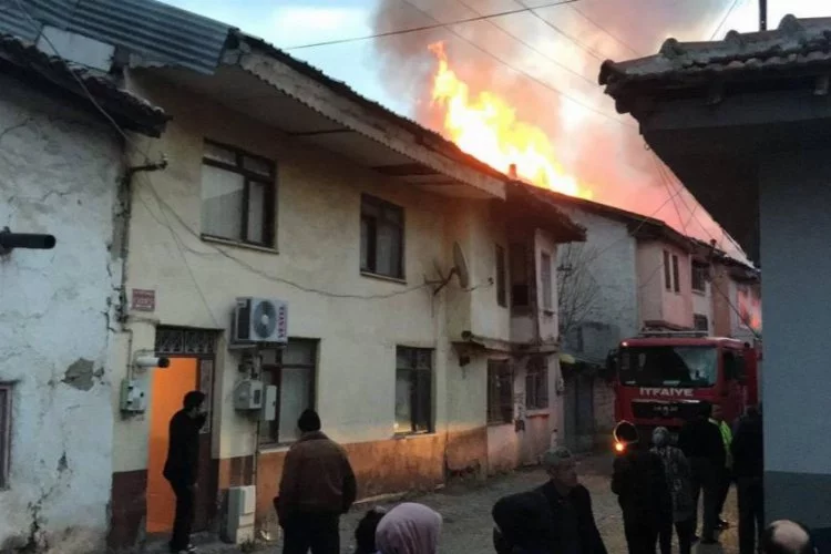 Bursa'da 3 ev yandı: İtfaiye erleri ölümden döndü