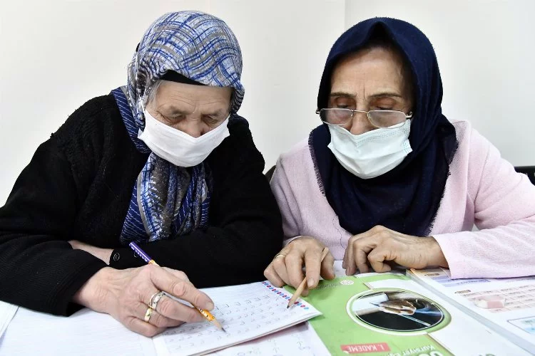 Bursa'da 65 yaşında okuma yazma öğrendiler