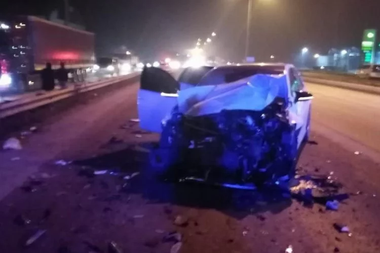 Bursa'da araç kırmızı ışıkta bekleyen otomobile çarptı: 6 yaralı
