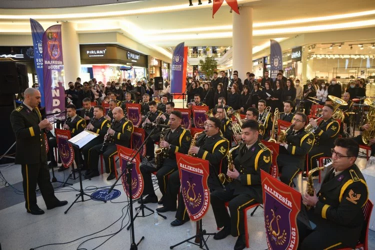 Bursa'da askeri bandodan anlamlı konser