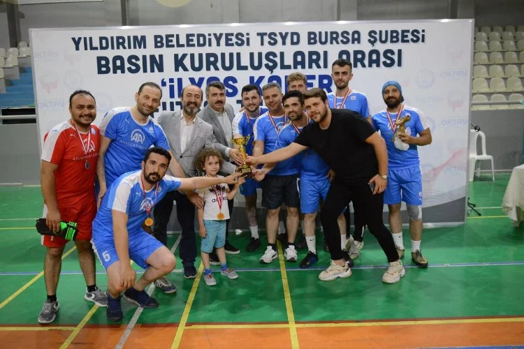 Bursa'da basın çalışanları futsal ile stres attılar