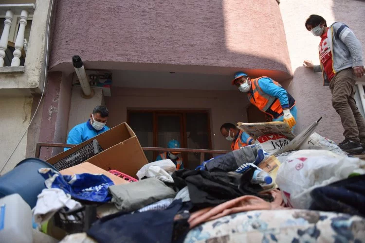 Bursa'da bir evden 4 kamyon çöp çıktı!