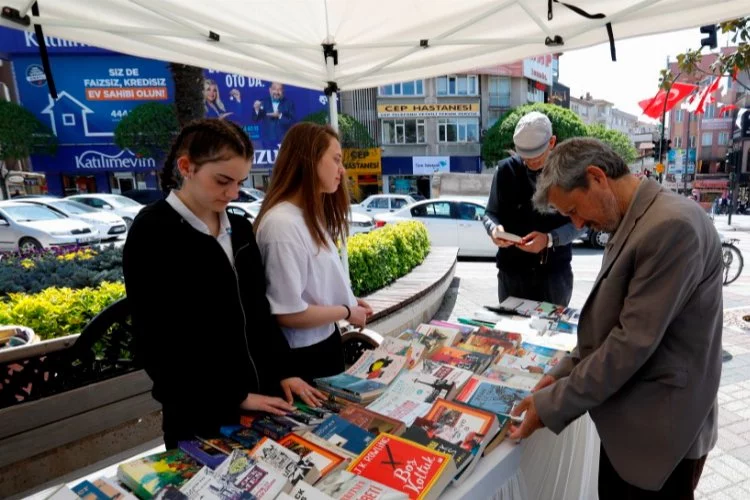 Bursa’da Dünya Kitap Hediye Etme Günü’nde 2 bin kitap dağıtıldı