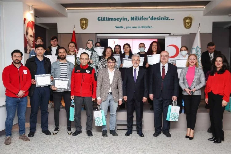 Bursa’da eğitimli hasta bakıcılara sertifikaları verildi