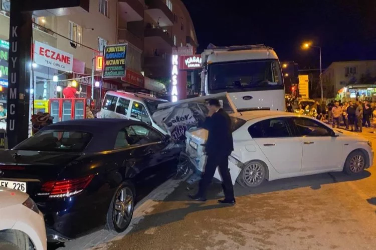 Bursa'da feci kaza: 9 aracı biçti