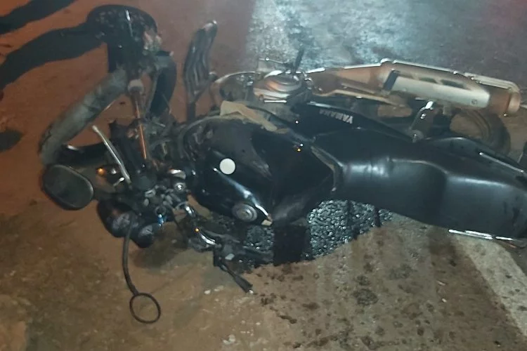 Bursa'da hafif ticari araç motosikletle kafa kafaya çarpıştı