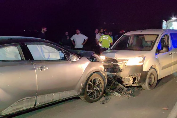 Bursa'da iki araç çarpıştı: 2'si çocuk 6 yaralı