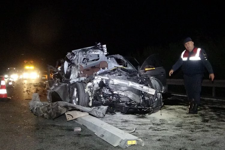 Bursa'da feci kaza: Hurdaya dönen araçtan sağ çıkamadı