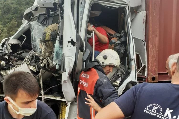 Bursa'da kamyona çarpan TIR'ın sürücüsü araçta sıkıştı