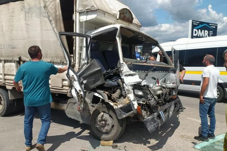 Bursa'da kamyonet TIR'a çarptı