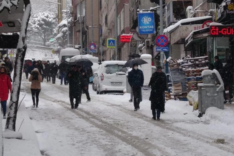 Bursa'da kar ulaşımı vurdu!